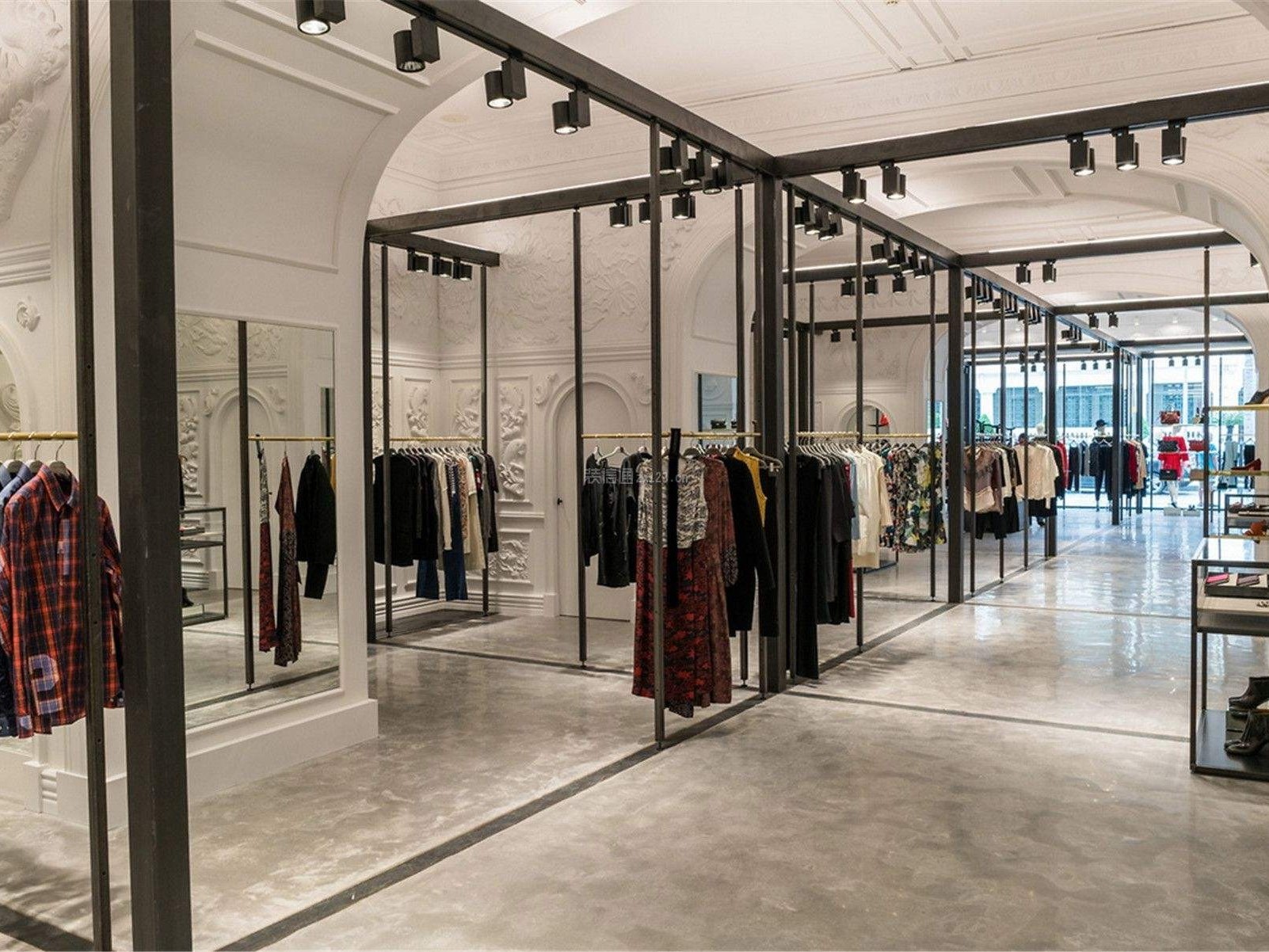 服装店常用灯具安装方式的选择