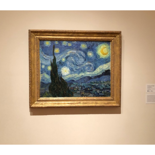 为什么美术馆展出画作时很多都用暖色光?